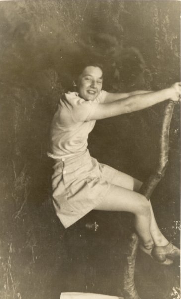 1934-00-00_betty_chapman_at_burnham_beeches _betty_chapman_at_burnham_beeches.jpg