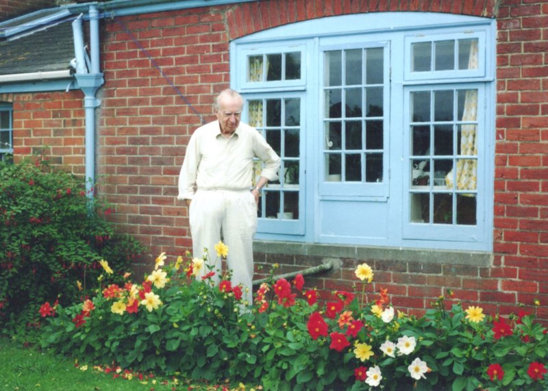 016 - 1992 - In Freshwater with Dahlias raised from seed infreshwaterwithdahliasraisedfromseed.jpg