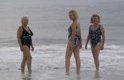 girlsonbeach08_index.jpg