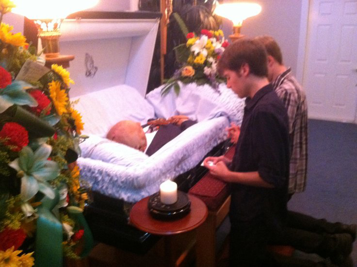 Dad's funeral pic 4 dadsfuneralpic4.jpg