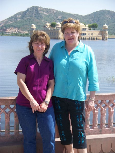 061 Shelly-Nancy in front of Jal Mahal shellynancyinfrontofjalmahal.jpg