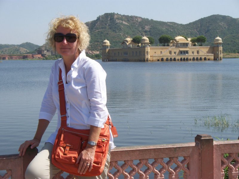 063 Suzanne in front of Jal Mahal suzanneinfrontofjalmahal.jpg