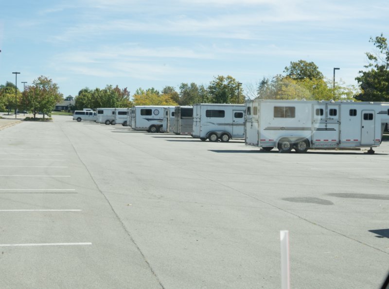 sep2014kentuckyhorseparkhorsetrailersinparkinglotdsc05468.jpg