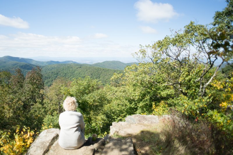 sep2014suzylookingwestatloftmountainonskylinedrivedsc05180.jpg